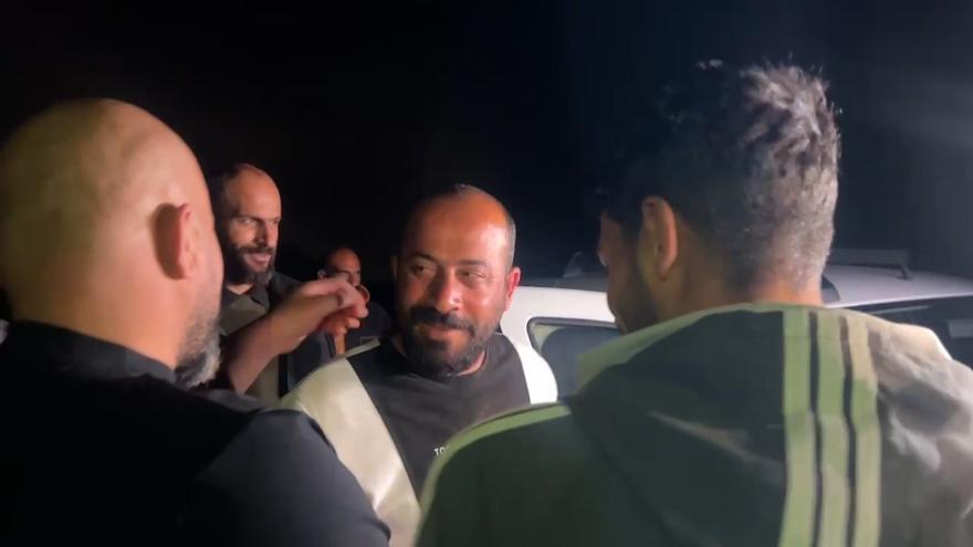 Israel libera al codirector palestino ganador de un Óscar después de una noche detenido tras ser agredido por colonos