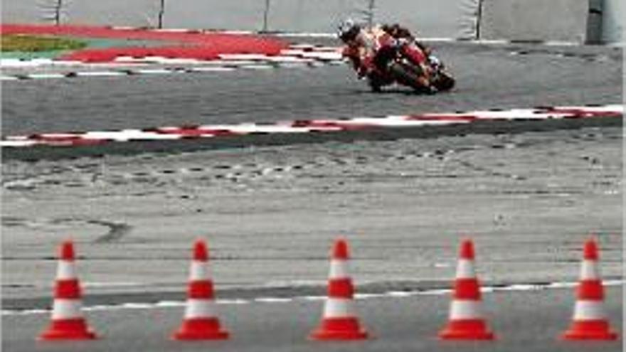 Marc Márquez, a punt d&#039;entrar a la zona modificada de Montmeló.