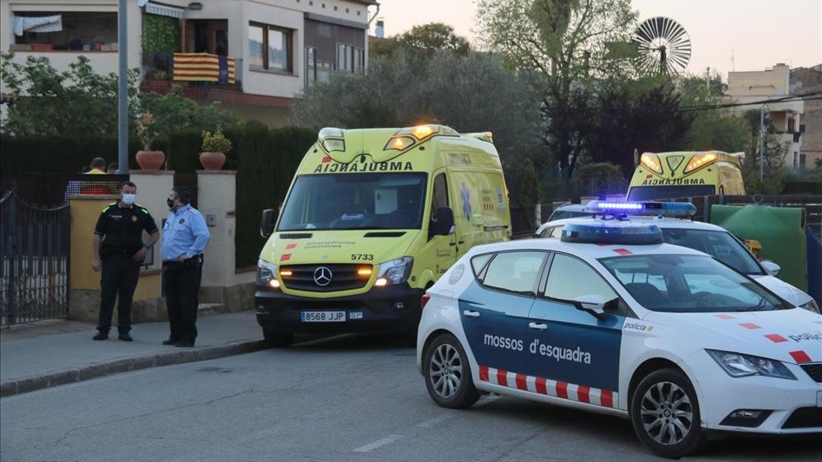 Pla mitja de la Policia Local i els Mossos amb les ambulancies al costat de la casa on ha tingut l accident la petita a la Bisbal aquest dilluns 19 d abril de 2021  (Horitzontal) Gerard Vila ACN