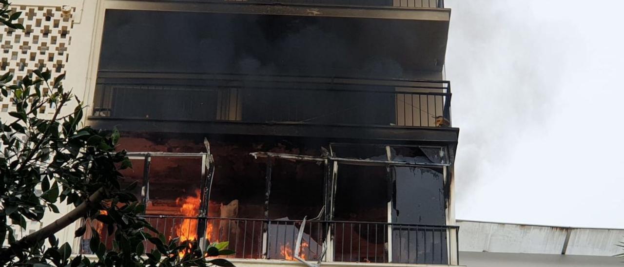 La vivienda quemada en la que murió una mujer en la avenida Bartomeu Roselló. | VICENT MARÍ