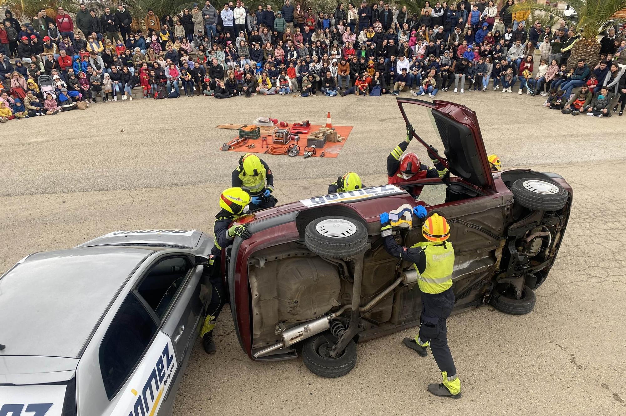 Rescates de altura para mostrar la labor esencial de los bomberos en Elche