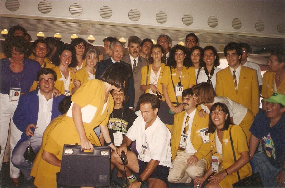 Un grupo de voluntarios olímpicos junto al alcalde de Barcelona, Pasqual Maragall, y a Juan Antonio Samaranch, entonces presidente del COI.