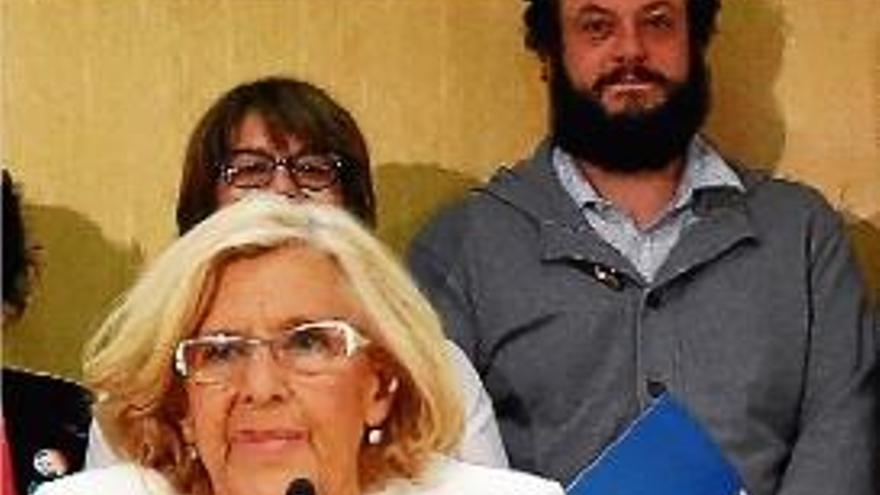 Carmena, amb el polèmic Guillermo Zapata al fons.