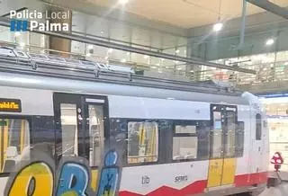 Sorprenden a una pareja de grafiteros francesa  en la Estación Intermodal de Palma tras la supuesta pintada de un vagón en sa Pobla