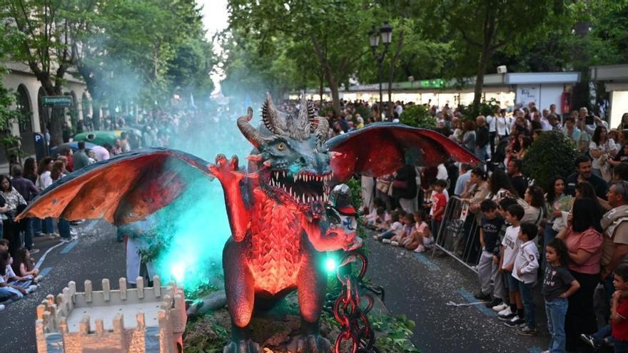 Humo, confeti, caballeros y muchos dragones: Cáceres se vuelca con el desfile de San Jorge