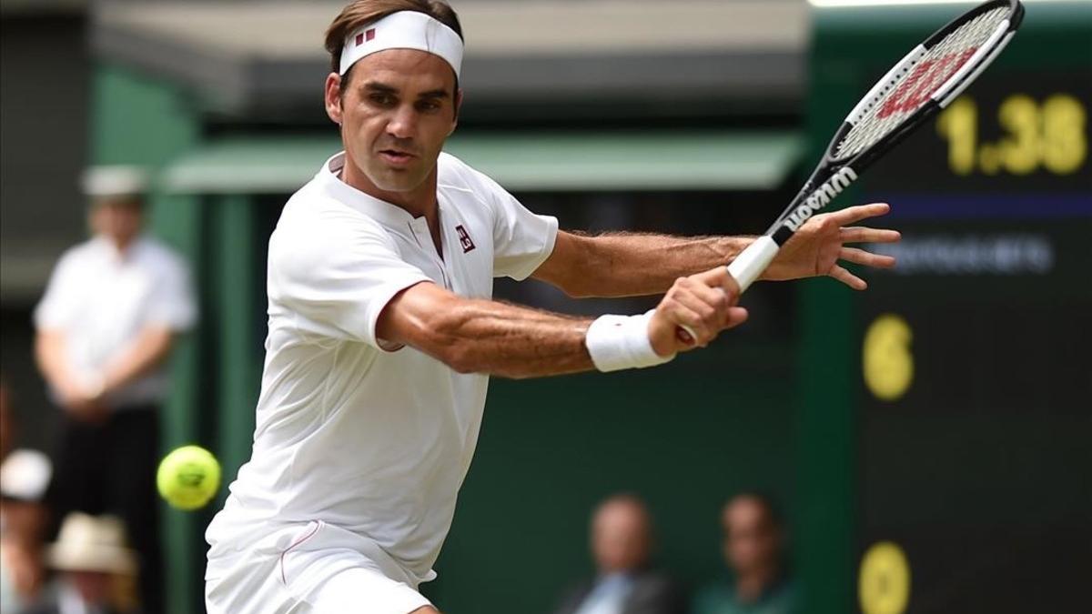 Federer devuelve un revés