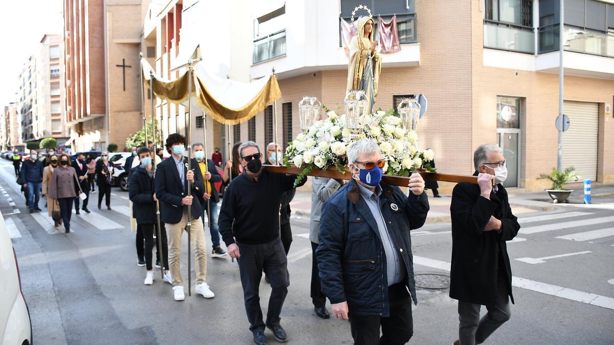 La procesión ha recorrido, con salida desde la parroquia Santa Isabel, el trazado habitual de estos desfiles religiosos.