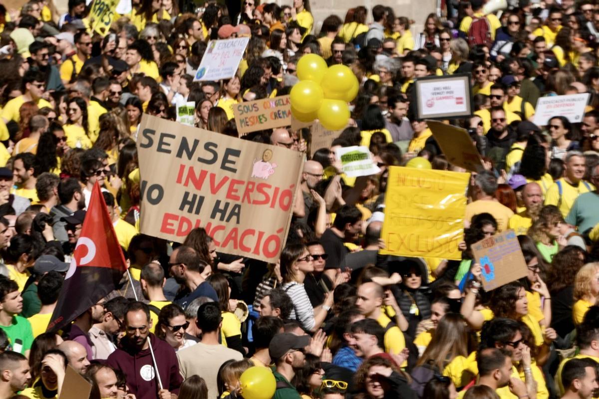 Un docente sostiene un cartel con el mensaje de: "Sin inversión no hay educación", en la huelga de profesores.
