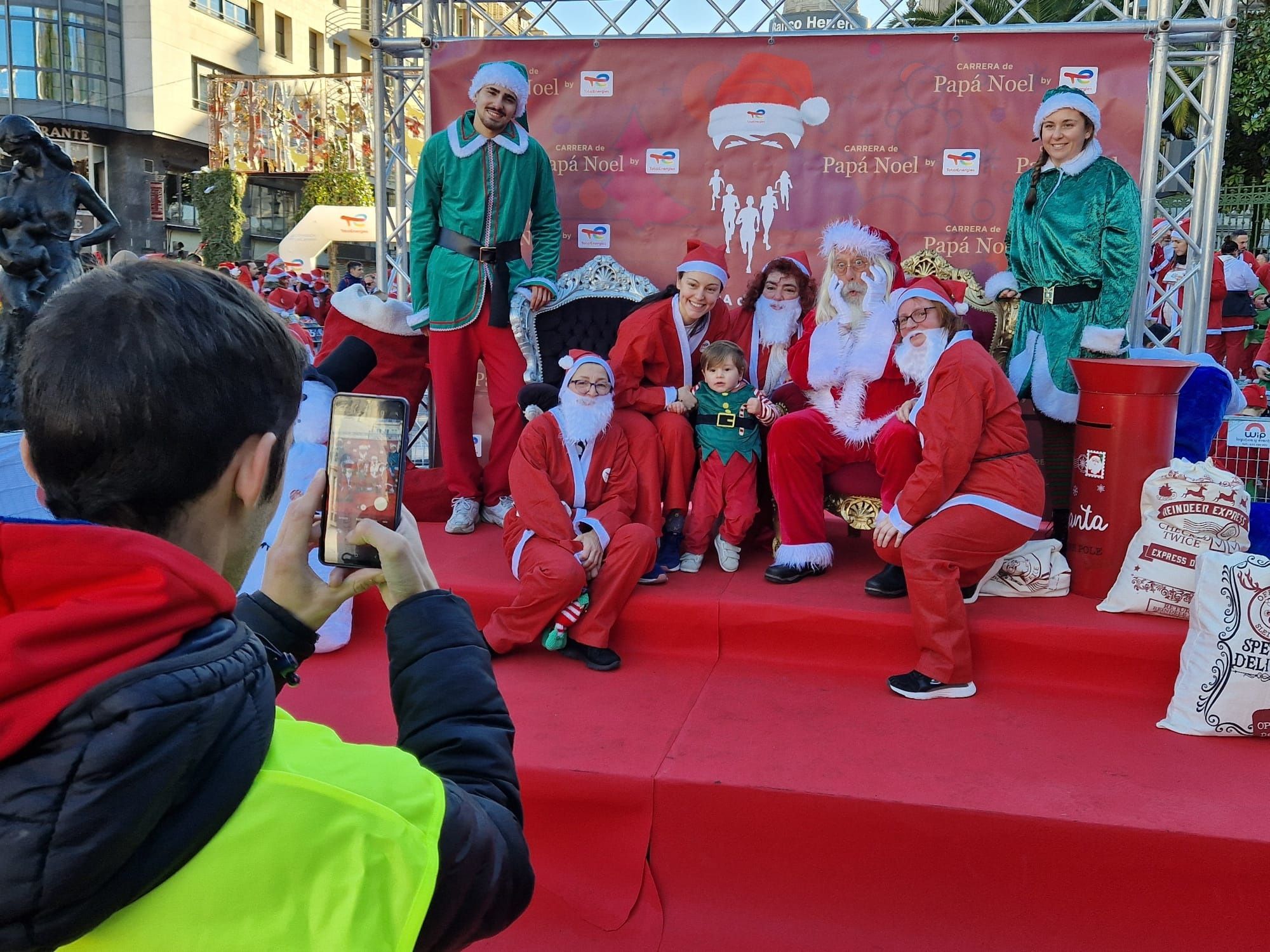 Carrera de elfos, papás y mamás noeles por el centro de Oviedo