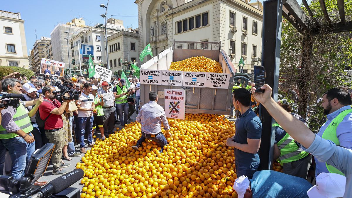 Una protesta en Alicante contra los recortes en el trasvase en una imagen de archivo.