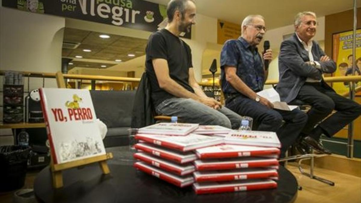 Carlos Romeu, en el centro, en la presentación de su libro 'Yo, perro', en la Casa del Llibre de Passeig de Gràcia.