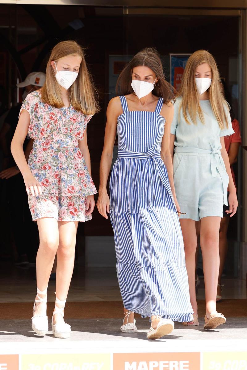 La reina Letizia junto a sus hijas, Leonor y Sofía, en Palma de Mallorca