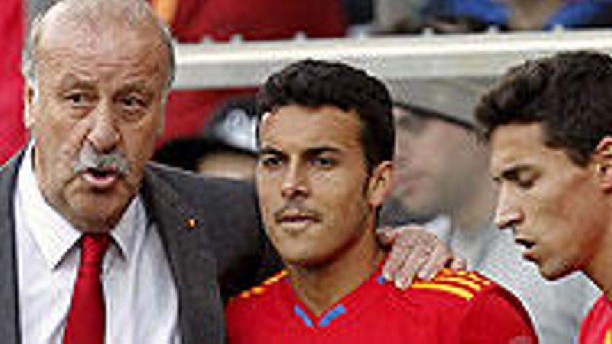 Vicente del Bosque da instrucciones a Navas y Rodríguez en el amistoso España - Arabia Saudí