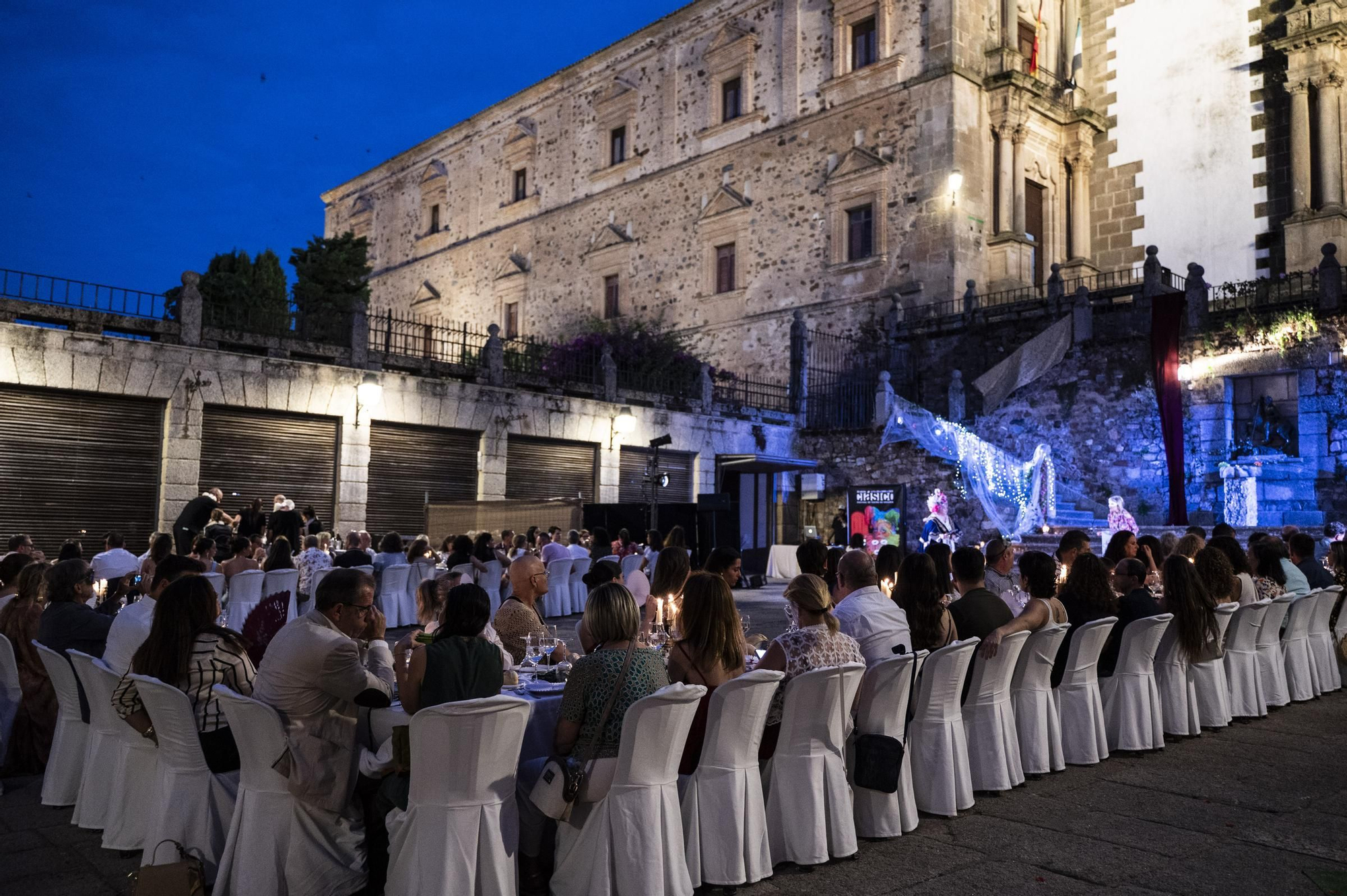 Fotogalería | El Festival de Teatro Clásico de Cáceres se despide con una baile de máscaras