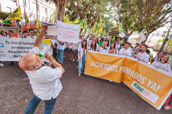 Primera jornada de huelga de médicos en Canarias. Manifestación en el exterior de la sede de la Consejería de Sanidad.