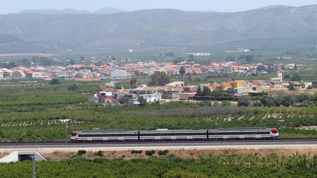 Vista de Tossal Nou, en primer plano, y Rafelguaraf, al fondo, en una imagen tomada desde l'Énova.