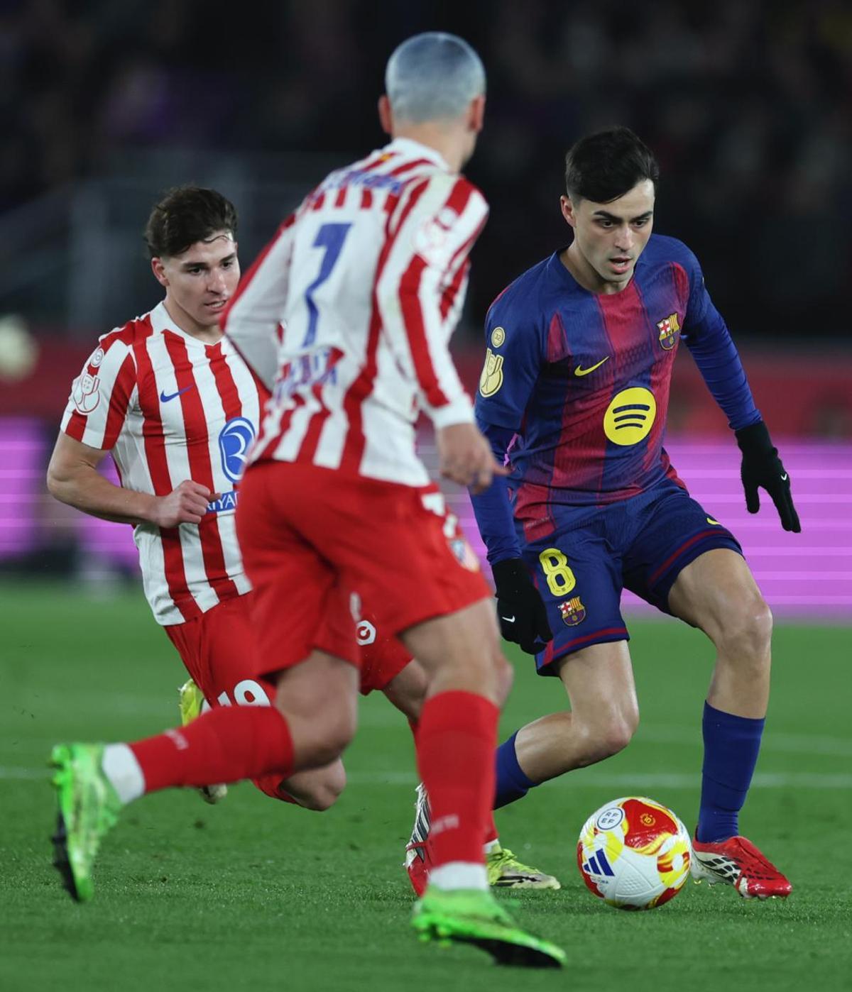 Pedri, contra Griezmann y Julián en el partido