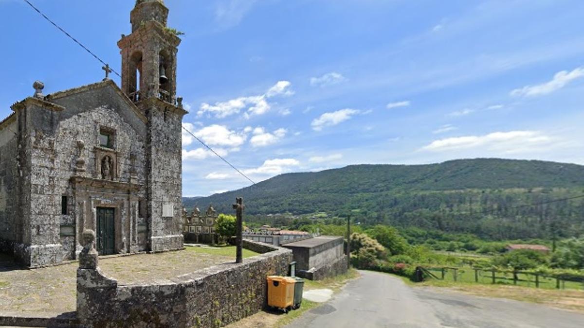 Una vista de la localidad de Carcacía, Padrón, donde la furgoneta colisionó contra un árbol