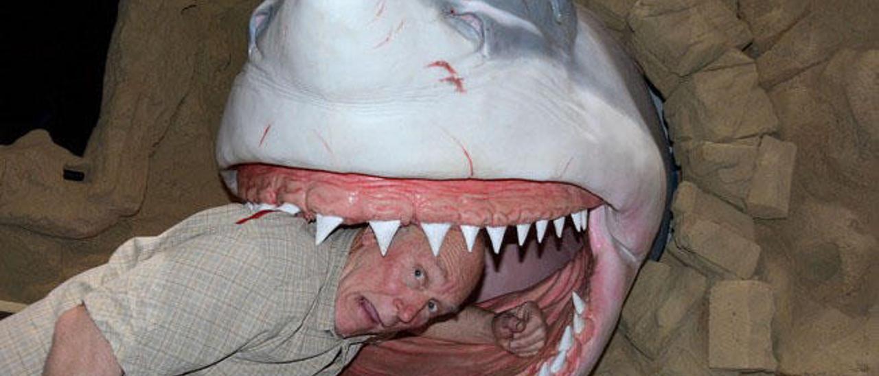 Colin Arthur, en la boca de uno de los tiburones de la tienda.