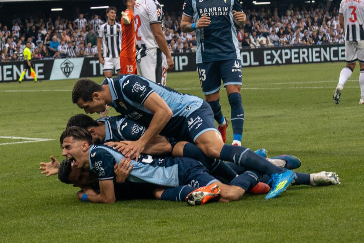 Los jugadores del Córdoba celebran uno de los goles en Castalia.