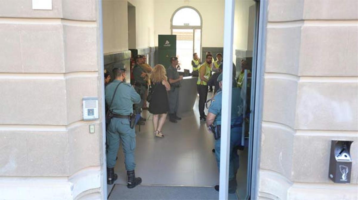 Registro de la Guardia Civil en las oficinas de Adif de La Sagrera.