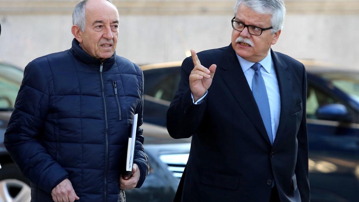 Momento de la llegada de Miguel Ángel Fernández Ordóñez a la Audiencia Nacional acompañado de su abogado.