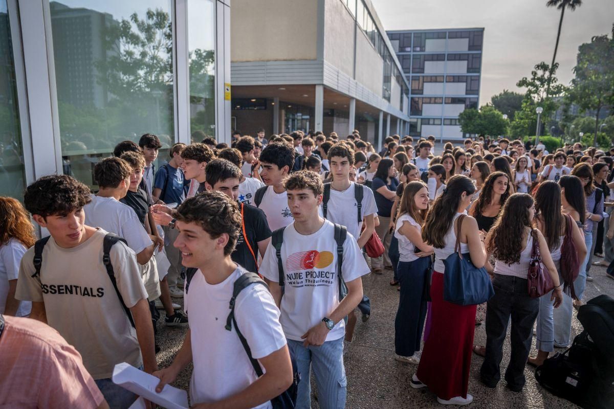 Llegada de alumnos a la Facultat de Dret de la UB, el primer día de exámenes de las PAU 2025 en Catalunya
