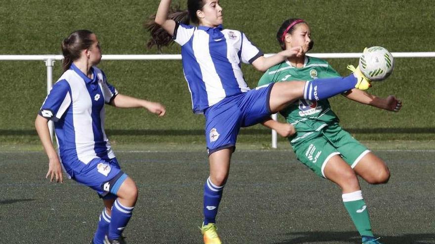 Un lance del partido de la primera vuelta entre El Olivo y el Deportivo, en el Pahíño. // Alba Villar