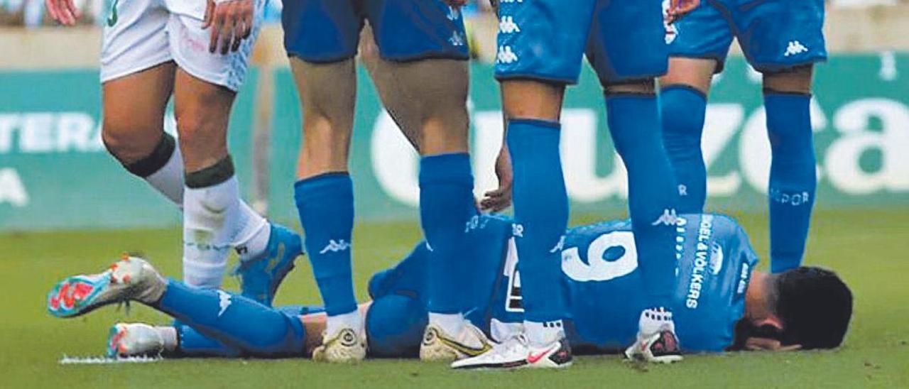 Quiles se duele en el suelo de una entrada de un jugador del Córdoba. // Francisco González