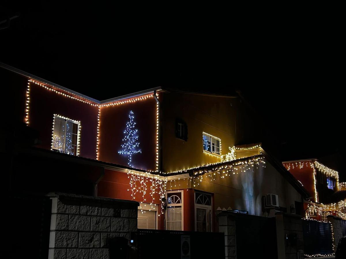 FOTOGALERÍA | Iluminación navideña en las viviendas de la urbanización Cáceres El Viejo