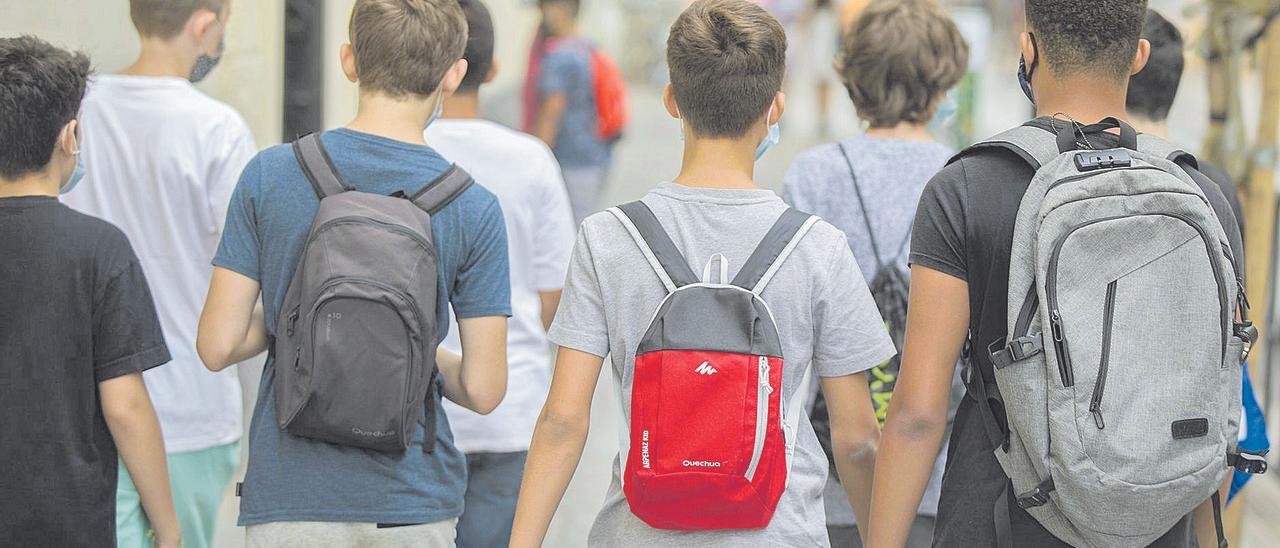 Un grupo de alumnos saliendo del instituto.