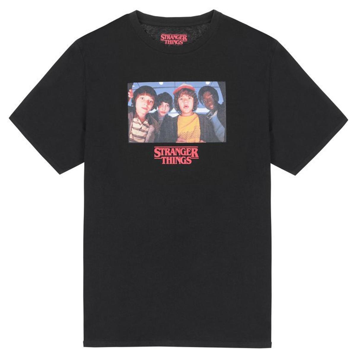 Camiseta negra con fotograma de los protagonistas de 'Stranger things', de Pull and Bear