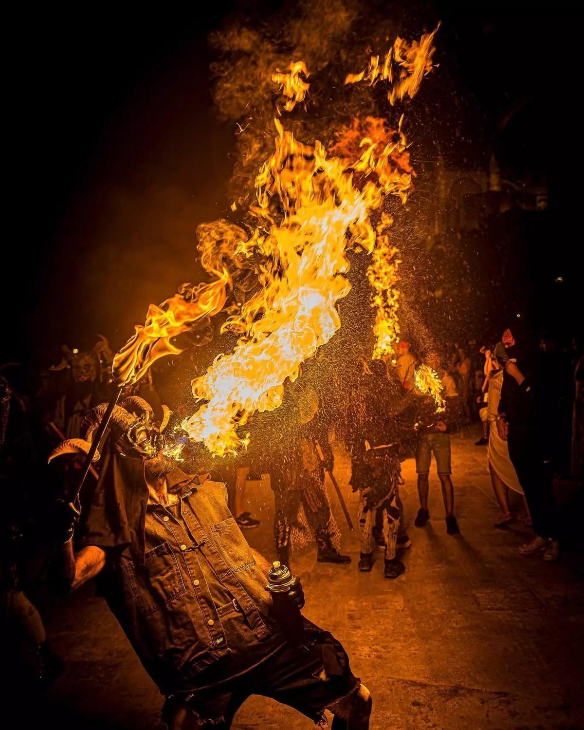 Feuer frei in den Straßen von Palma: Ein Mitglied von Incubus.