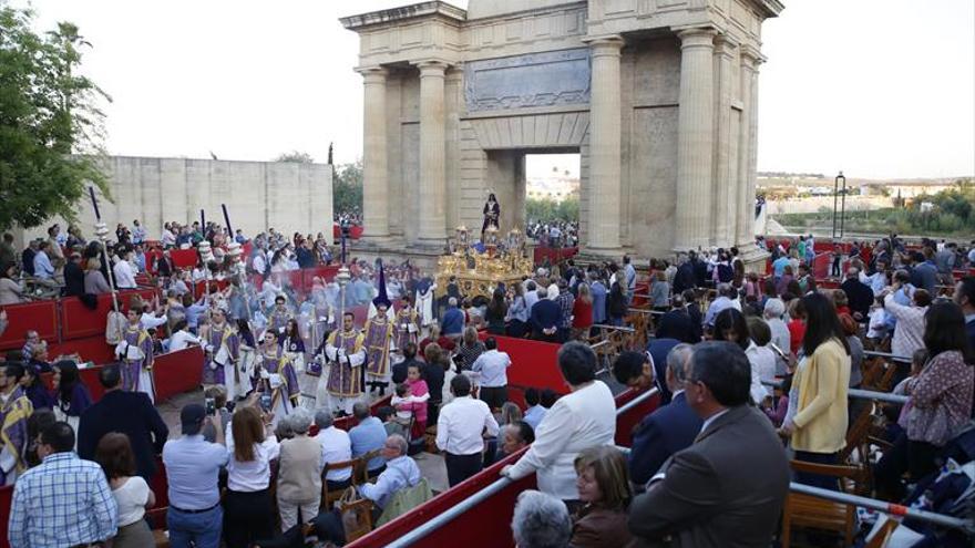 Carrera oficial sin devotos detrás de los pasos