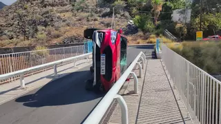 El vuelco de un vehículo bloquea una carretera de Tenerife