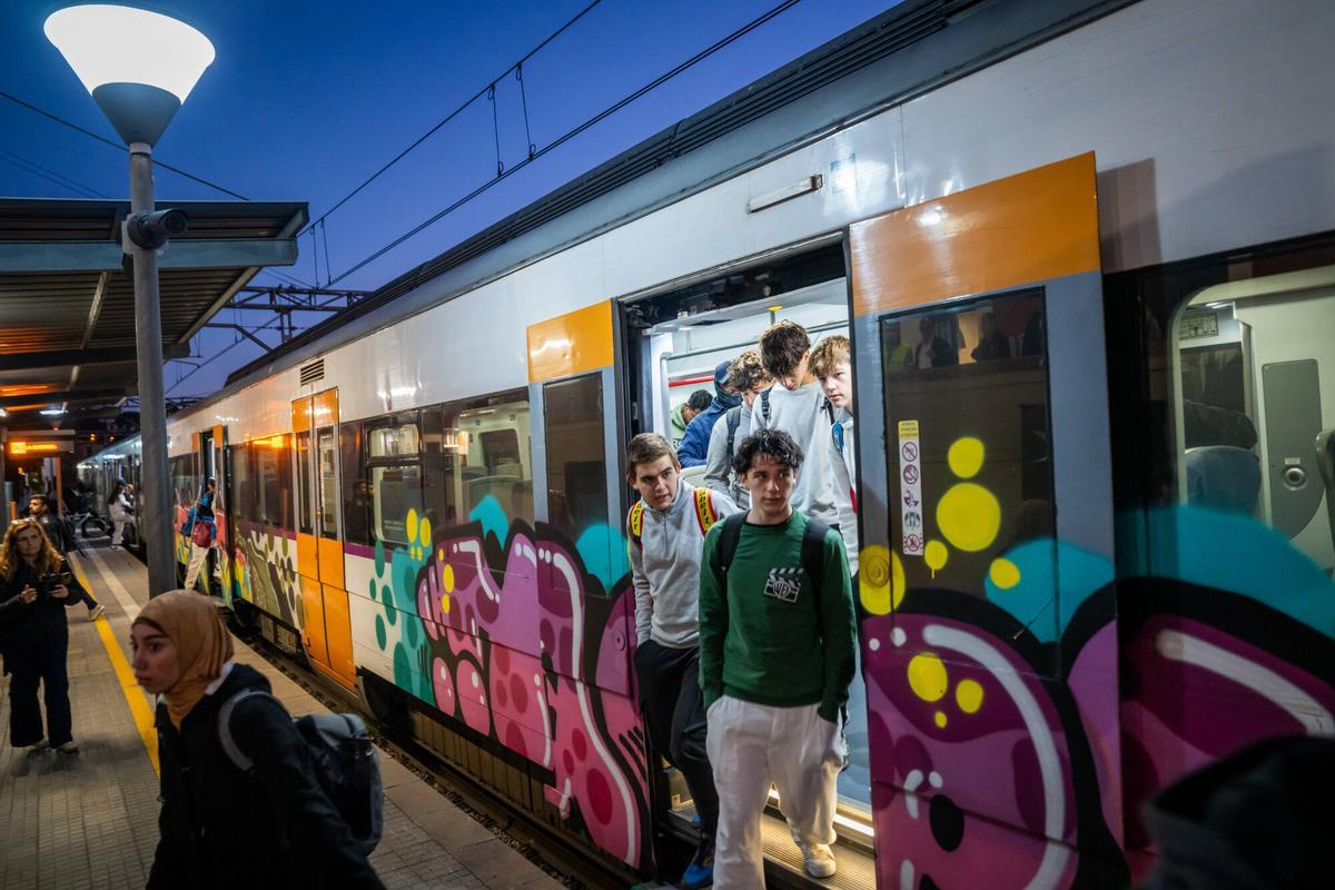Centelles 7/10/2025 Barcelona Primer día del gran macrocorte de la R3. Estación de Centelles. Pasajeros procedentes de Vic bajan del tren y se disponen qa cojer el bus habilitado. AUTOR: JORDI OTIX