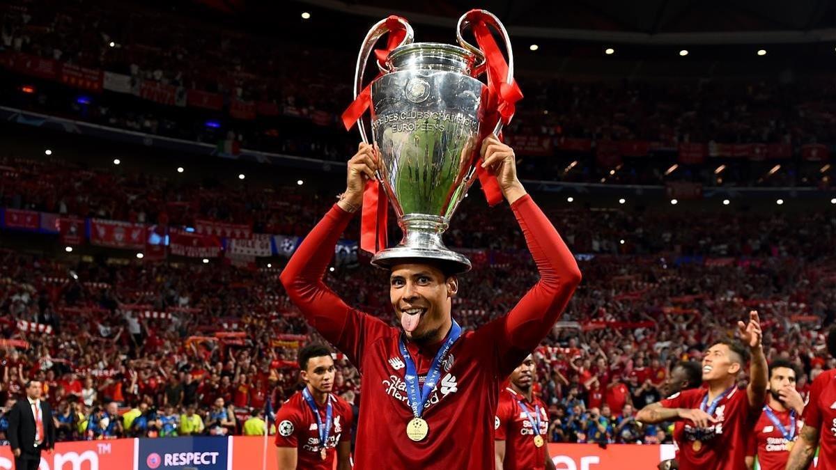 Van Dijk exhibe la Copa de Europa en el Metropolitano.