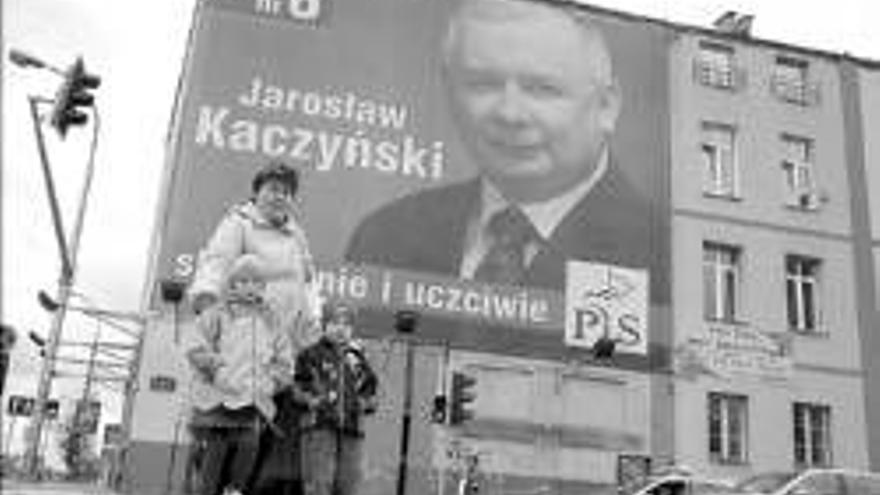 Polonia va a las urnas con los Kaczynski contra las cuerdas