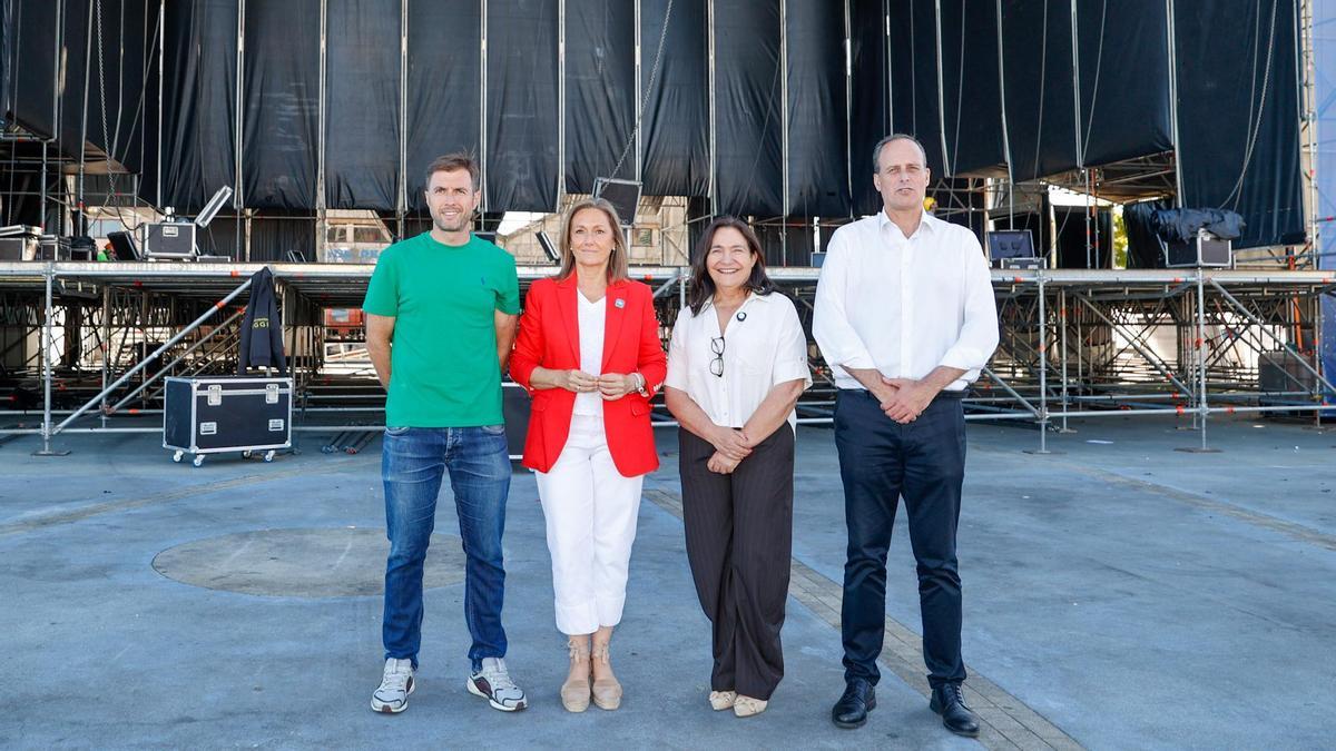 Antonio Casal, Luisa Sánchez, Ana Ortiz y Carlos Botana en el montaje del escenario para Leiva.