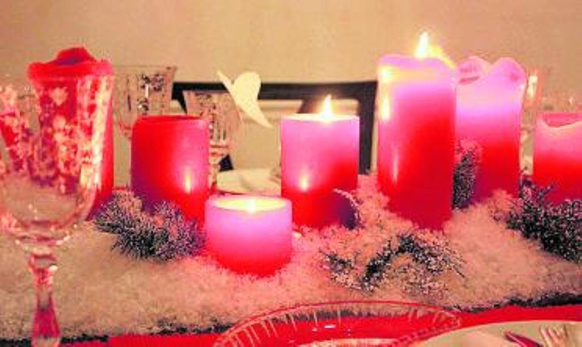 Espelmes decorant el centre d’una taula. | DDG