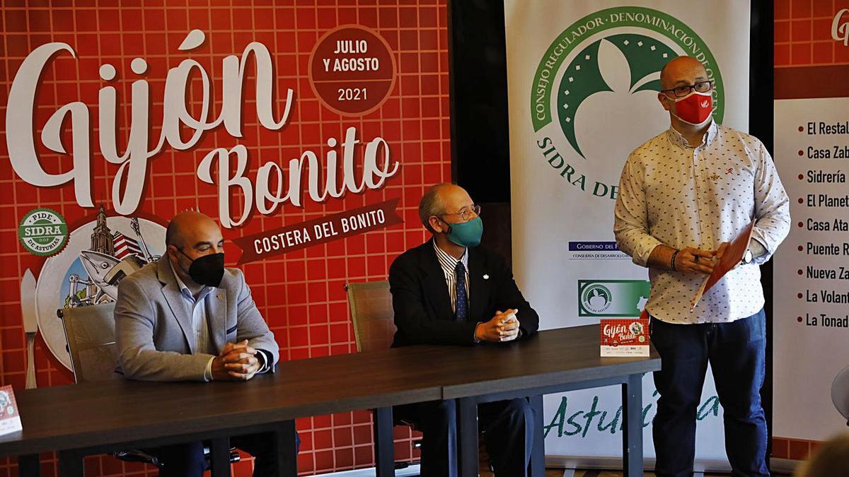 De izquierda a derecha, el edil Santos Tejón, Luis Rodríguez e Iñaki Busto.