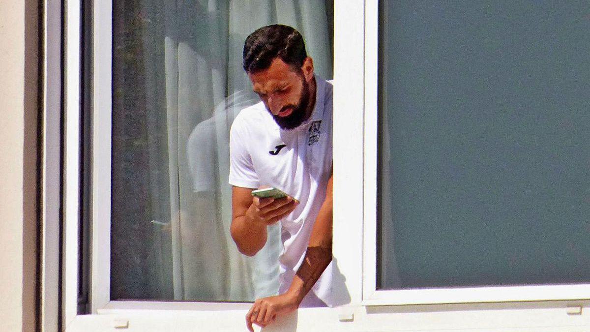 José Rodríguez, jugador del Fuenlabrada, en la ventana de su habitación en el hotel.