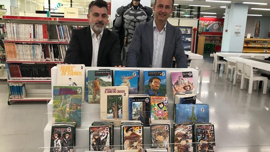 El consejero Javier Celdrán (d), ayer en la Comicteca.