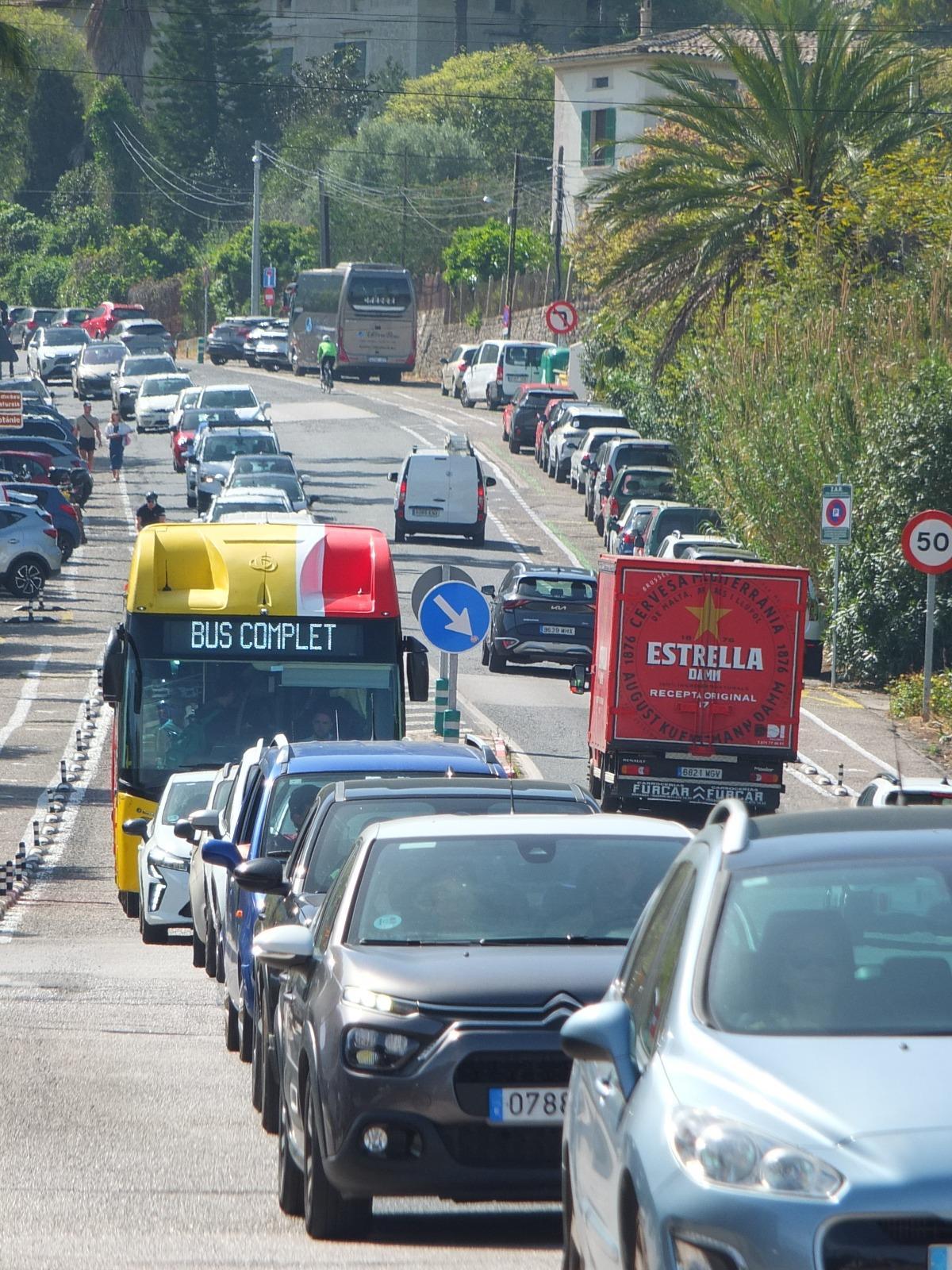 Colas de coches en Sóller.
