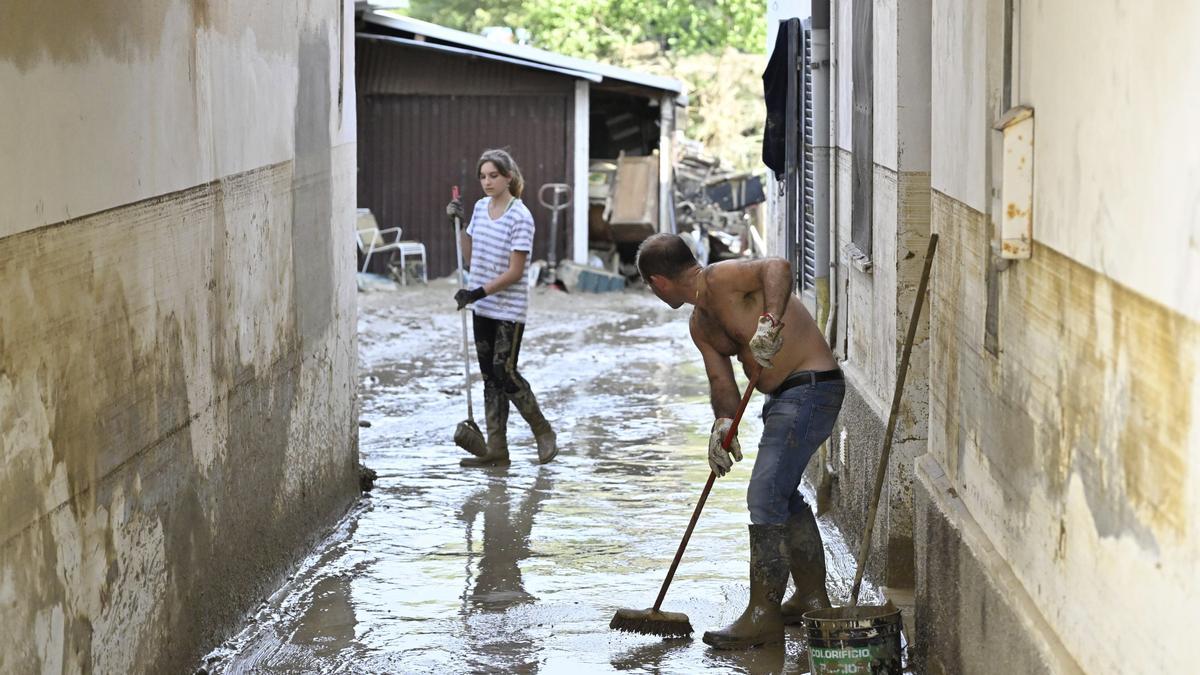 Vecinos de Ancona retiran el agua de las calles.