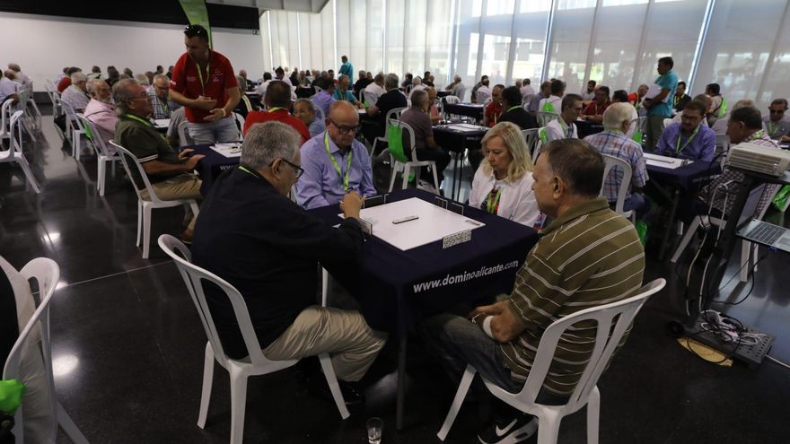 Más de 400 amantes del dominó se baten en Elche por el premio nacional