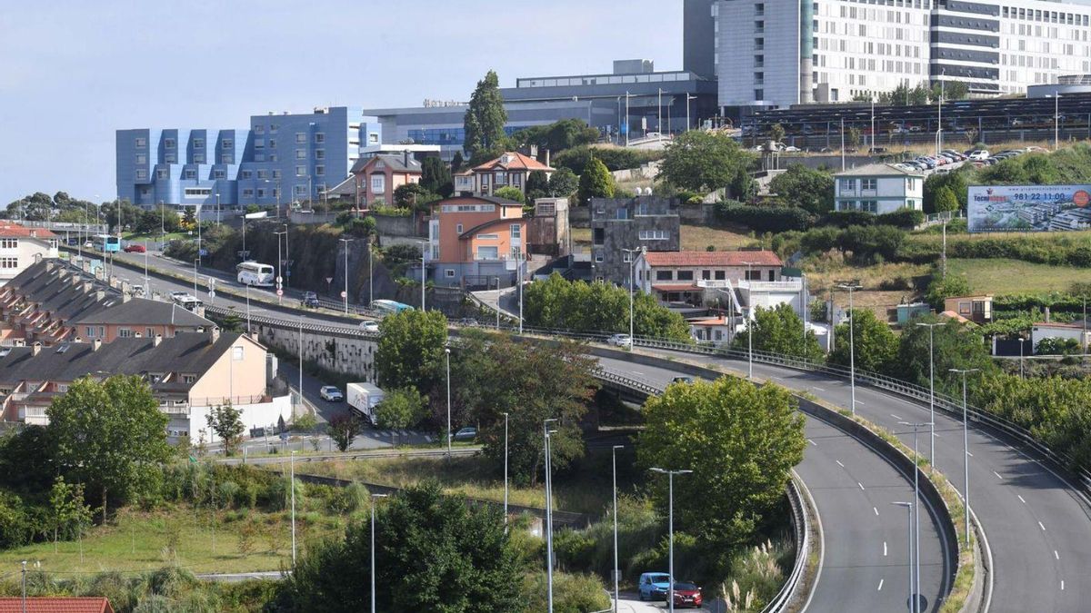 Glorieta de Casablanca, bajo la avenida de A Pasaxe, con el Chuac al fondo.