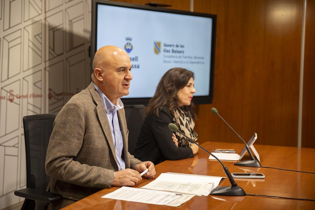 Vicent Marí y Sandra Fernández explican la firma del protocolo de transferencia de las residencias