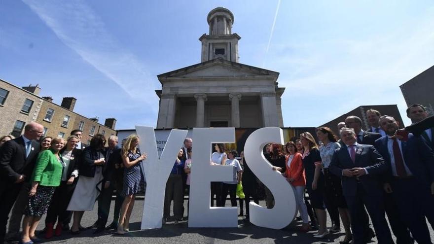 Irlanda vota si mantiene sus severas restricciones para el aborto