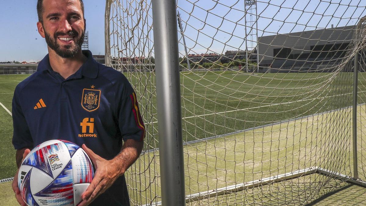 Gayà posa para Levante-
EMV en la Ciudad Deportiva 
de Las Rozas. francisco calabuig